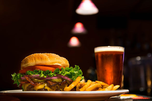 Burger mit Pommes frites und Bier